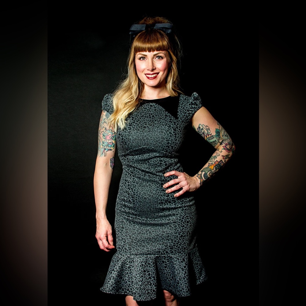 NWT Jessica Louise Grey Leopard Collar Dress